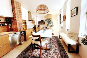 Spacious historical art oasis in the city center
